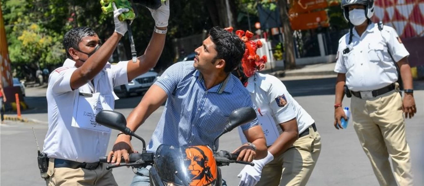 Πρωτότυπη ιδέα: Αστυνομικοί στην Ινδία ντύνονται «κορωνοϊός» και επιβάλλουν την τήρηση της καραντίνας (βίντεο)